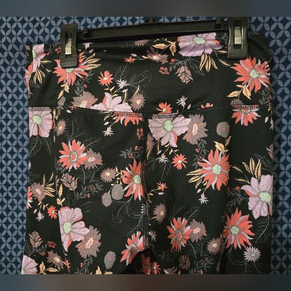 SO - Women's Black Athletic Leggings With Lavender Floral Details. Size - M - Picture 6 of 9